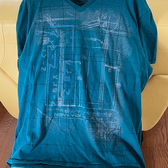 Mens Calvin Klein short sleeve v neck shirts. Worn once to try on. - Picture 4 of 9